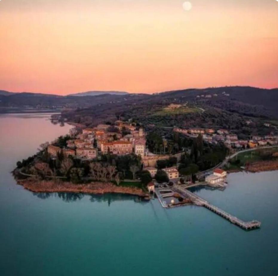 Вілла Il Borgo Antico Monte del Lago Екстер'єр фото